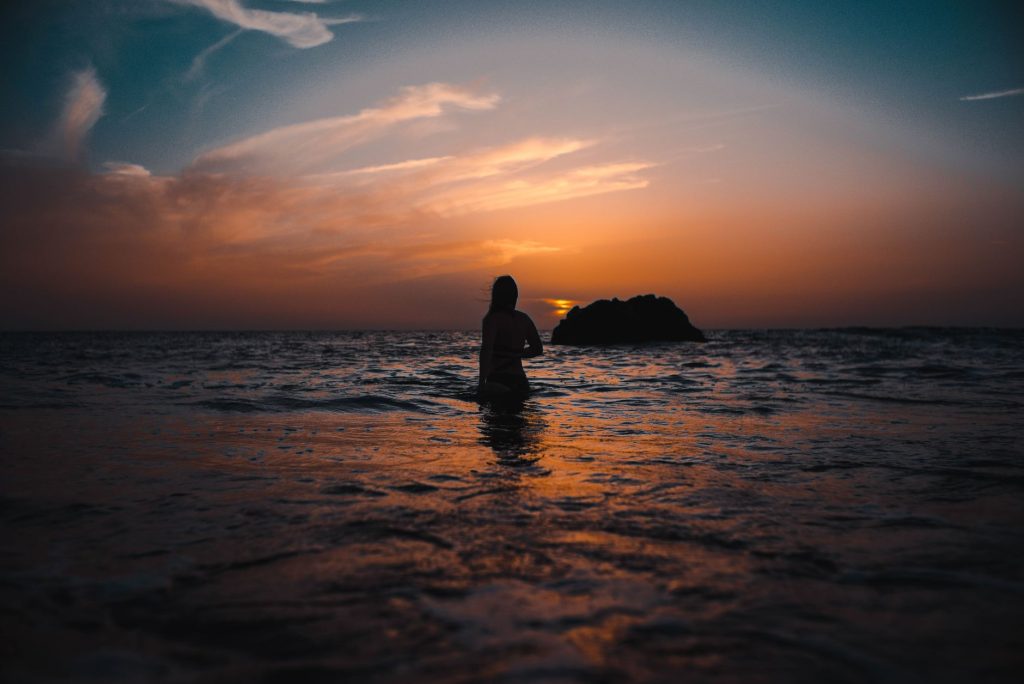 امرأة بالبكيني قرب الماء