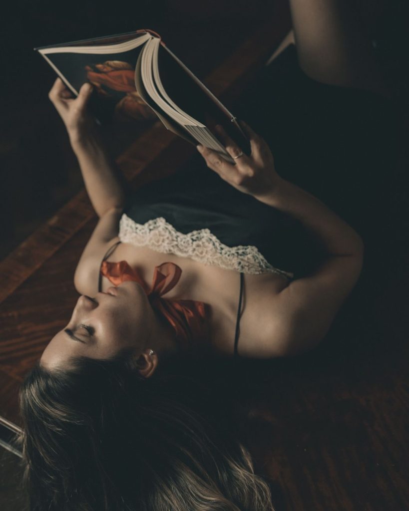 امرأة بملابس داخلية